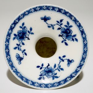Een Chinese blauw-witte kwispedoor met floraal decor, Qianlong — foto 6