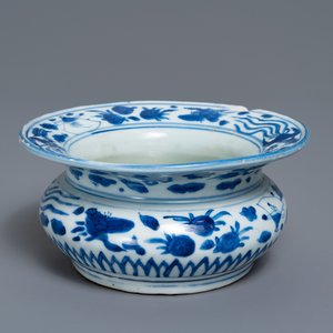 Een Chinese blauw-witte kwispedoor, zha dou, Ming — foto 1