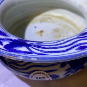 Een Chinese blauw-witte kwispedoor, zha dou, Ming — foto 12