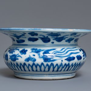 Een Chinese blauw-witte kwispedoor, zha dou, Ming — foto 2