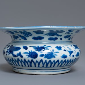 Een Chinese blauw-witte kwispedoor, zha dou, Ming — foto 3