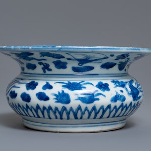 Een Chinese blauw-witte kwispedoor, zha dou, Ming — foto 5