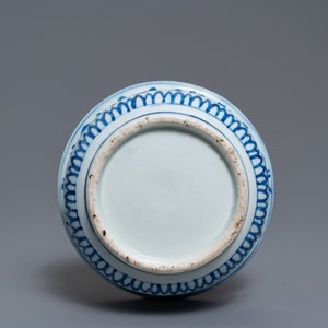 Een Chinese blauw-witte kwispedoor, zha dou, Ming — foto 7