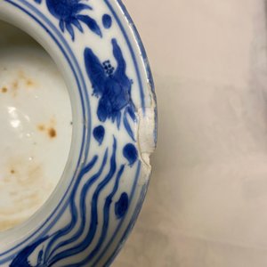 Een Chinese blauw-witte kwispedoor, zha dou, Ming — foto 8