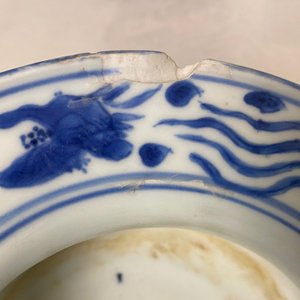 Een Chinese blauw-witte kwispedoor, zha dou, Ming — foto 9