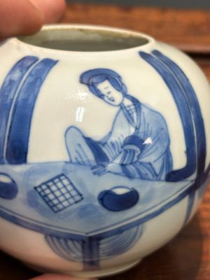 Een Chinese blauw-witte 'Lange Lijzen' theebus en deksel, conische schelp merk, Kangxi — foto 11