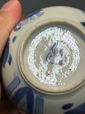 Een Chinese blauw-witte 'Lange Lijzen' theebus en deksel, conische schelp merk, Kangxi — foto 14