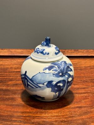 Een Chinese blauw-witte 'Lange Lijzen' theebus en deksel, conische schelp merk, Kangxi — foto 3