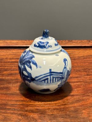 Een Chinese blauw-witte 'Lange Lijzen' theebus en deksel, conische schelp merk, Kangxi — foto 4