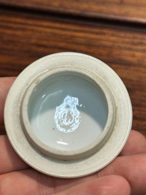 Een Chinese blauw-witte 'Lange Lijzen' theebus en deksel, conische schelp merk, Kangxi — foto 6