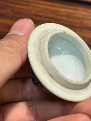 Een Chinese blauw-witte 'Lange Lijzen' theebus en deksel, conische schelp merk, Kangxi — foto 7