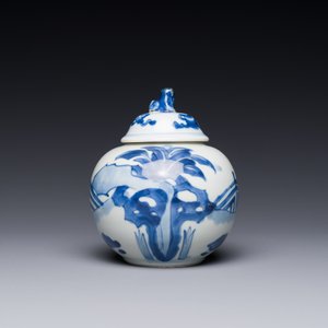 Een Chinese blauw-witte 'Lange Lijzen' theebus en deksel, conische schelp merk, Kangxi — foto 3