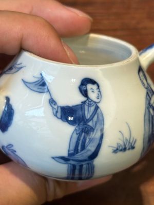 Een Chinese blauw-witte 'Lange Lijzen' theepot met deksel, Chenghua merk, Kangxi — foto 15
