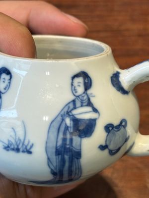 Een Chinese blauw-witte 'Lange Lijzen' theepot met deksel, Chenghua merk, Kangxi — foto 16