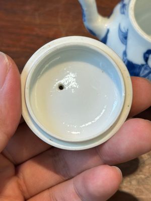 Een Chinese blauw-witte 'Lange Lijzen' theepot met deksel, Chenghua merk, Kangxi — foto 4