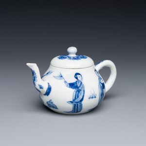 Een Chinese blauw-witte 'Lange Lijzen' theepot met deksel, Chenghua merk, Kangxi — foto 1