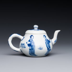 Een Chinese blauw-witte 'Lange Lijzen' theepot met deksel, Chenghua merk, Kangxi — foto 3