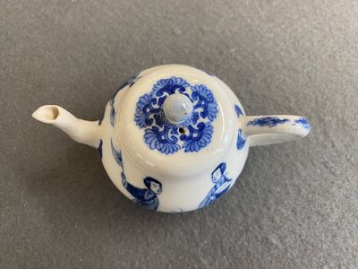 Een Chinese blauw-witte 'Lange Lijzen' theepot met deksel, Chenghua merk, Kangxi — foto 2