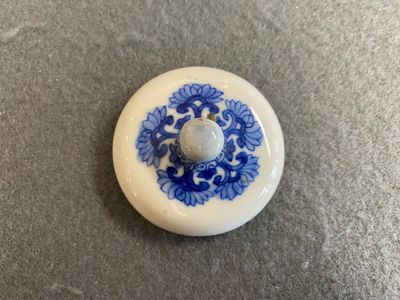Een Chinese blauw-witte 'Lange Lijzen' theepot met deksel, Chenghua merk, Kangxi — foto 4