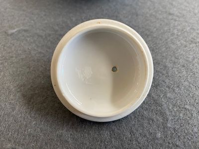 Een Chinese blauw-witte 'Lange Lijzen' theepot met deksel, Chenghua merk, Kangxi — foto 5