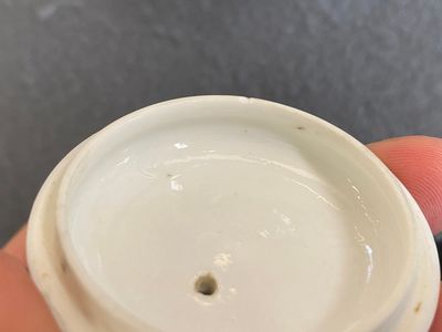Een Chinese blauw-witte 'Lange Lijzen' theepot met deksel, Chenghua merk, Kangxi — foto 8