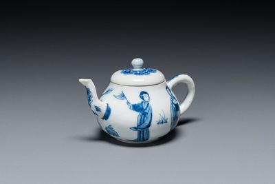 Een Chinese blauw-witte 'Lange Lijzen' theepot met deksel, Chenghua merk, Kangxi