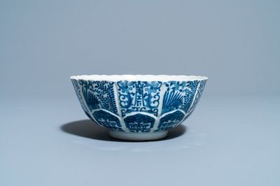 Een Chinese blauw-witte lotus-gemouleerde kom, Jiaqing merk, 19e eeuw