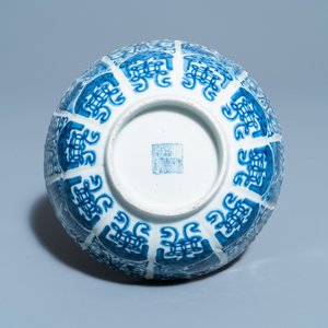 Een Chinese blauw-witte lotus-gemouleerde kom, Jiaqing merk, 19e eeuw — foto 7