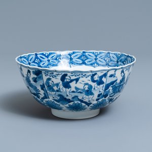 Een Chinese blauw-witte lotus-gemouleerde kom met spelende jongens, Chenghua merk, Kangxii — foto 1