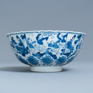 Een Chinese blauw-witte lotus-gemouleerde kom met spelende jongens, Chenghua merk, Kangxii — foto 3