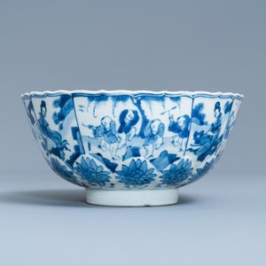 Een Chinese blauw-witte lotus-gemouleerde kom met spelende jongens, Chenghua merk, Kangxii — foto 4