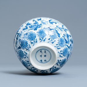 Een Chinese blauw-witte lotus-gemouleerde kom met spelende jongens, Chenghua merk, Kangxii — foto 7