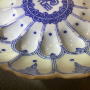 Een Chinese blauw-witte lotus-gemouleerde schotel, Kangxi merk en periode — foto 13