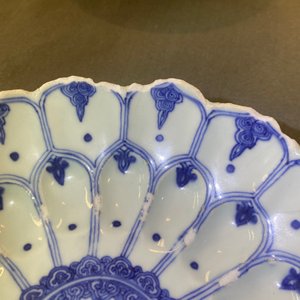 Een Chinese blauw-witte lotus-gemouleerde schotel, Kangxi merk en periode — foto 16