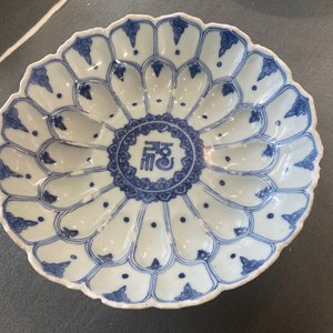 Een Chinese blauw-witte lotus-gemouleerde schotel, Kangxi merk en periode — foto 23
