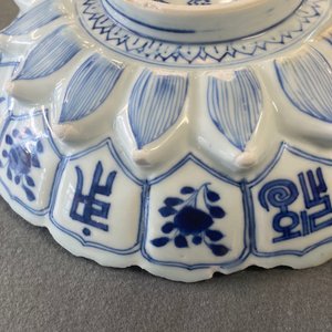 Een Chinese blauw-witte lotus-gemouleerde schotel, Kangxi merk en periode — foto 26