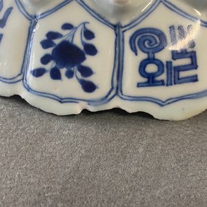 Een Chinese blauw-witte lotus-gemouleerde schotel, Kangxi merk en periode — foto 27