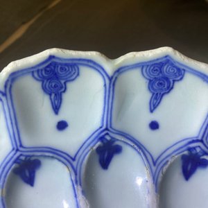 Een Chinese blauw-witte lotus-gemouleerde schotel, Kangxi merk en periode — foto 6
