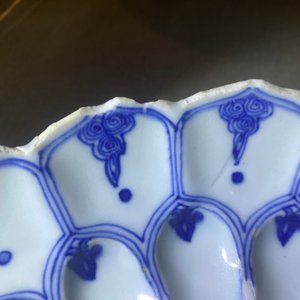 Een Chinese blauw-witte lotus-gemouleerde schotel, Kangxi merk en periode — foto 7