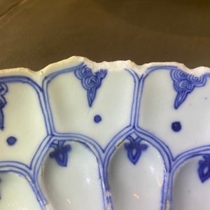 Een Chinese blauw-witte lotus-gemouleerde schotel, Kangxi merk en periode — foto 10