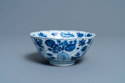 Een Chinese blauw-witte lotusvormige kom met floraal decor, Kangxi merk en periode