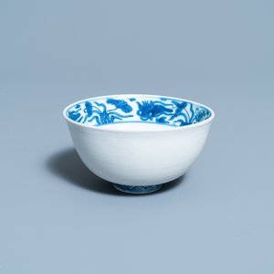 Een Chinese blauw-witte 'mandarijneenden' kom met mat-geglazuurde buitenkant, Fu merk, Ming — foto 2