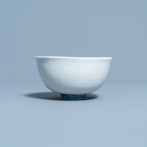 Een Chinese blauw-witte 'mandarijneenden' kom met mat-geglazuurde buitenkant, Fu merk, Ming — foto 4
