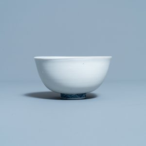Een Chinese blauw-witte 'mandarijneenden' kom met mat-geglazuurde buitenkant, Fu merk, Ming — foto 5