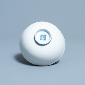 Een Chinese blauw-witte 'mandarijneenden' kom met mat-geglazuurde buitenkant, Fu merk, Ming — foto 7