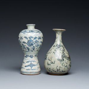 Een Chinese blauw-witte 'meiping' vaas en een 'yuhuchunping' vaas, Ming of later — foto 1