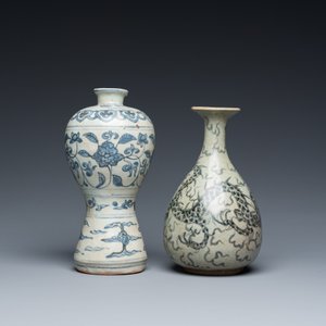 Een Chinese blauw-witte 'meiping' vaas en een 'yuhuchunping' vaas, Ming of later — foto 2