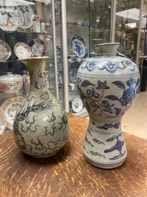 Een Chinese blauw-witte 'meiping' vaas en een 'yuhuchunping' vaas, Ming of later — foto 2