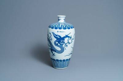 Een Chinese blauw-witte 'meiping' vaas met een draak, Wanli merk, 19e eeuw