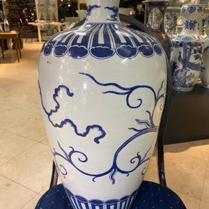 Een Chinese blauw-witte 'meiping' vaas met een draak, Wanli merk, 19e eeuw — foto 12